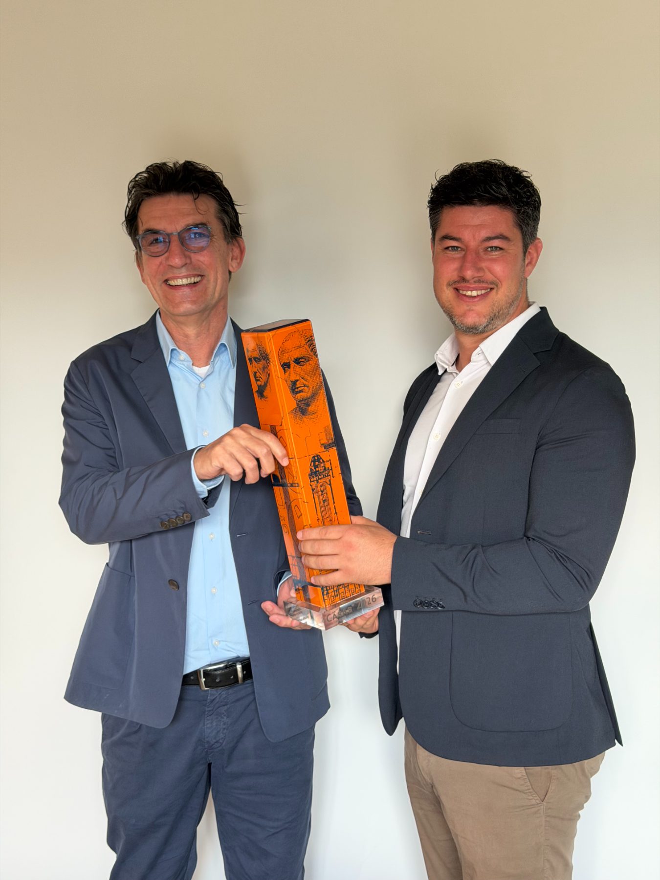 Wilfried Hefel, technischer Geschäftsführer, und Pascal Kohlhaupt, kaufmännischer Geschäftsführer von RIVA home, halten gemeinsam den CÄSAR® Immobilienaward 2026